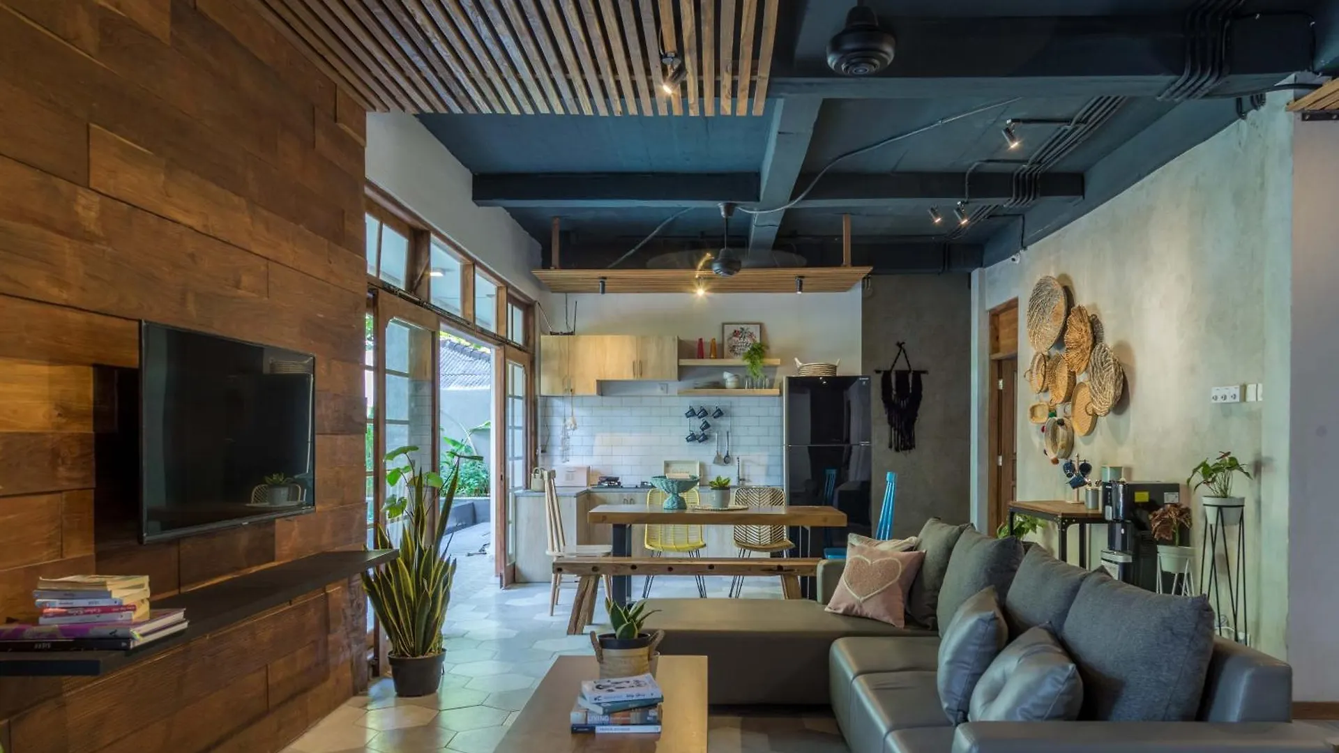 Interconnection Hostel Kuta Lombok
